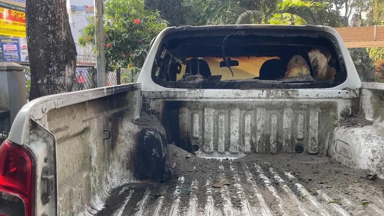 গোপালগঞ্জে গণপূর্ত বিভাগ ও গ্রামীণ ব্যাংকে পেট্রল বোমা নিক্ষেপ